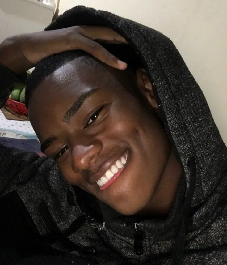 Biểu cảm anh da đen cười sang chảnh lầy.