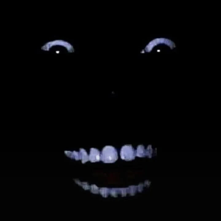 Anh da đen cười trong bóng tối ngầu lòi.