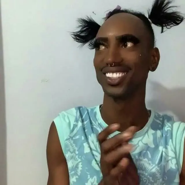 Nét mặt anh da đen cười cực đáng nhớ.