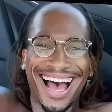 Gương mặt anh da đen cười khoái chí.