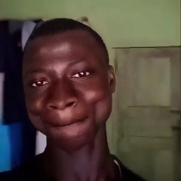 Anh da đen cười trong bóng tối.