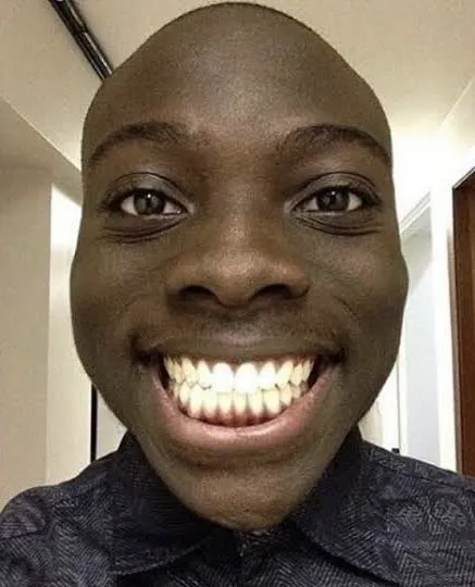 Nét mặt anh da đen cười nhe răng bá đạo.