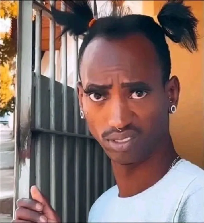 Gương mặt anh da đen cười cực hóm hỉnh.