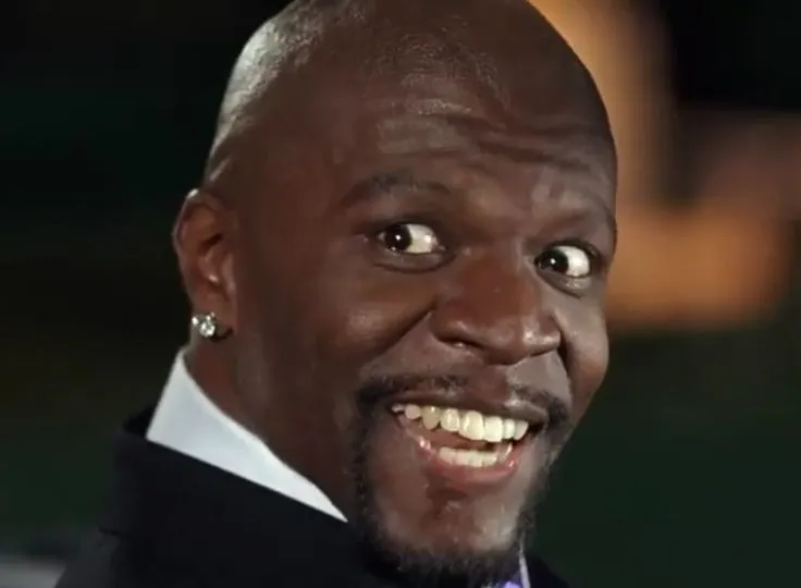 Anh da đen nhe răng cười sáng chói.