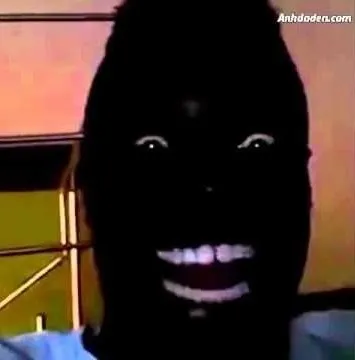 Anh da đen cười trong bóng tối ấn tượng.