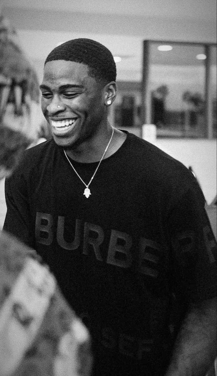 Anh da đen cười khoe hàm răng trắng bóng