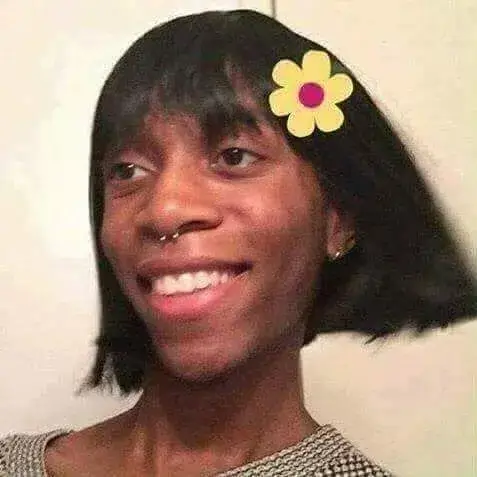 Nụ cười duyên dáng cực hài hước.