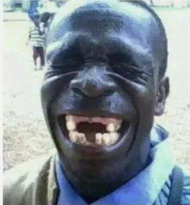 Khuôn mặt hài hước cười sang chảnh.