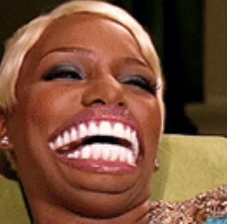 Biểu cảm cười dí dỏm của chị da đen