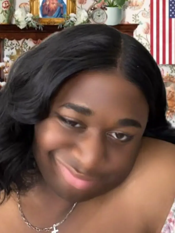 Biểu cảm tươi rói trông vui nhộn của chị da đen