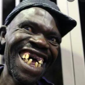 Anh da đen nhe răng cười tỏa sáng.