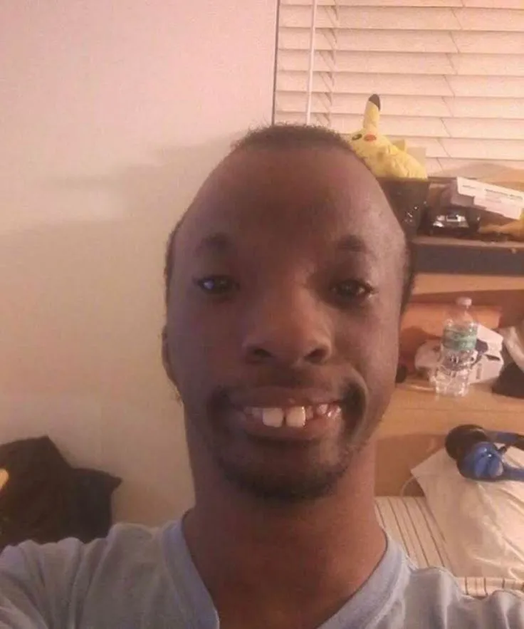 Anh da đen nhe răng cười đầy khí chất.