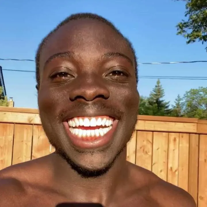 Biểu cảm hài hước anh da đen cười nhe răng