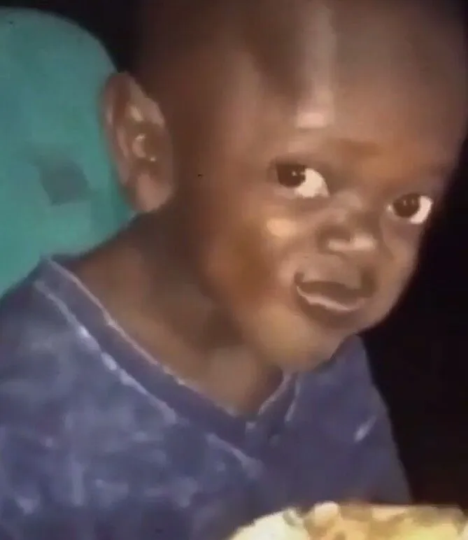 Khuôn mặt cậu bé da đen cười dí dỏm troll.