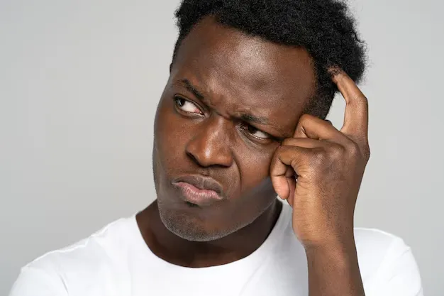 Ảnh troll chàng trai da đen gãi đầu suy nghĩ