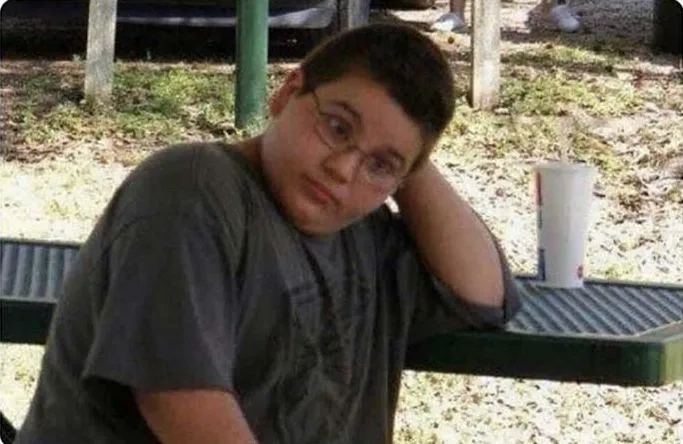 Ảnh troll chàng trai da màu gãi đầu suy nghĩ