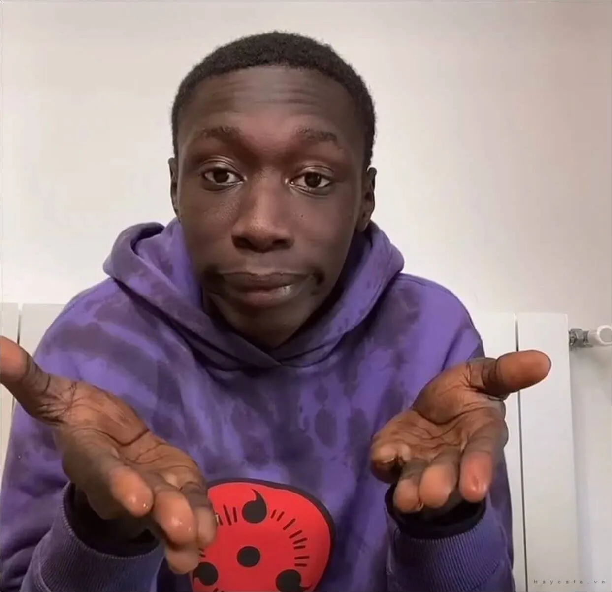 Hình chế anh da đen đứng đơ như tượng lầy