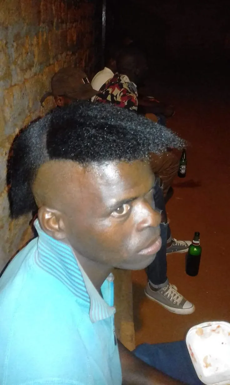 Hình ghép hài anh da màu chống cằm suy tư