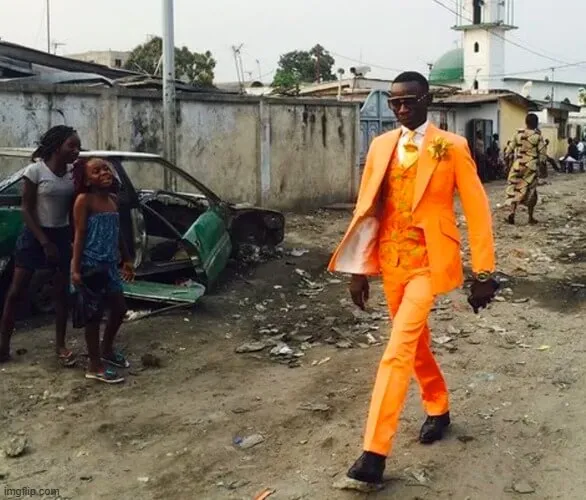 Ảnh vui anh da màu giơ tay bất lực