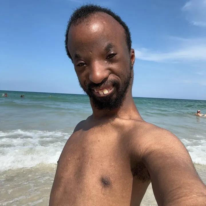 Hình vui chàng trai da màu ngại ngùng nhăn mặt