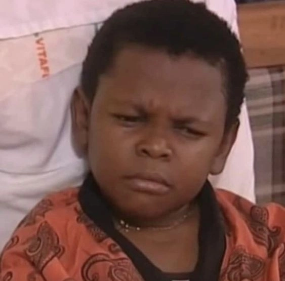 Hình vui người da đen ngồi im vô tri