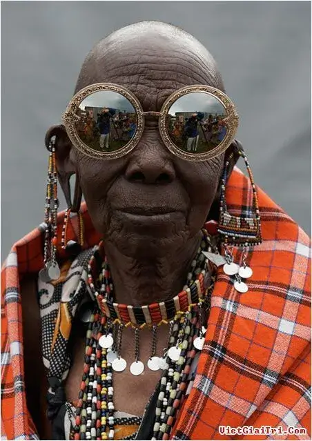 Hình chế anh da màu đưa mắt liếc trộm hài