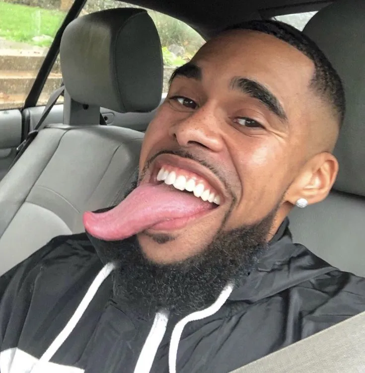 Hình chế chàng trai da màu giơ tay bất lực