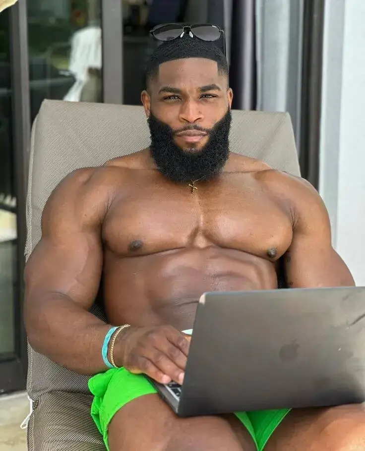 Hình chế người da đen đứng yên đờ đẫn lạ