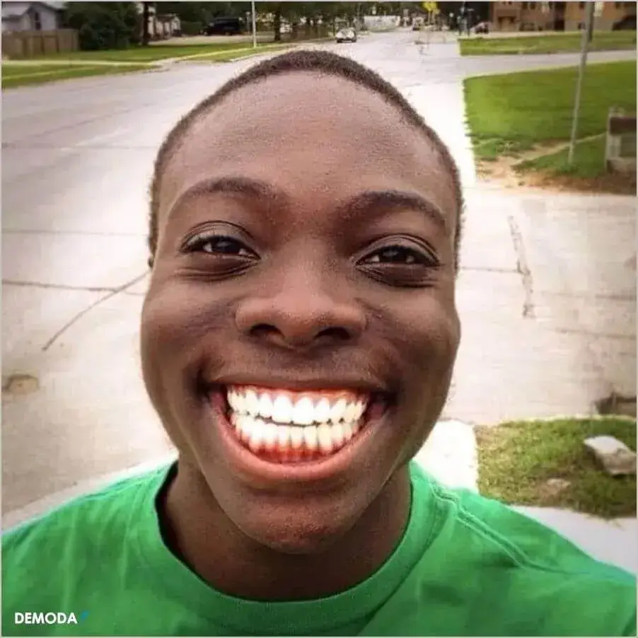 Ảnh vui anh da màu chắp tay xin lỗi hài