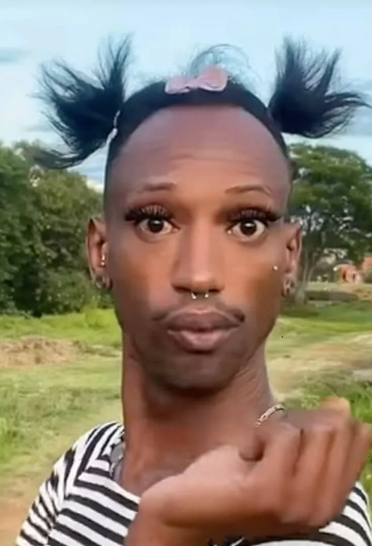 Hình vui chàng trai da màu bật ngửa sợ hãi