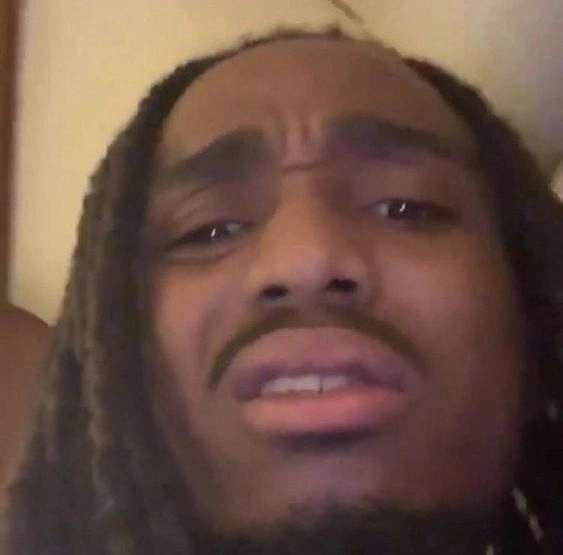 Ảnh chàng trai da màu ngồi chống cằm suy nghĩ