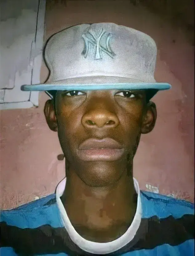 Hình vui chàng da màu ngủ gục bàn buồn cười