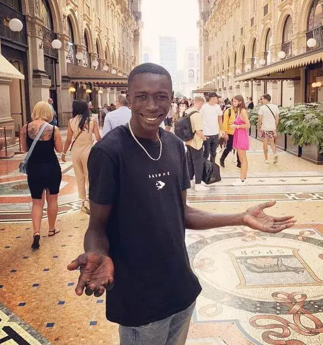 Ảnh chế chàng trai da màu mặc vest cực ngầu