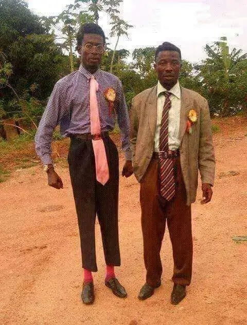 Ảnh hài chàng trai da màu ngạc nhiên bật ngửa