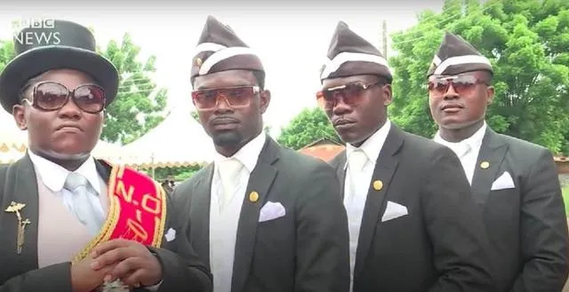 4 anh da đen khiêng hòm đứng nghiêm túc