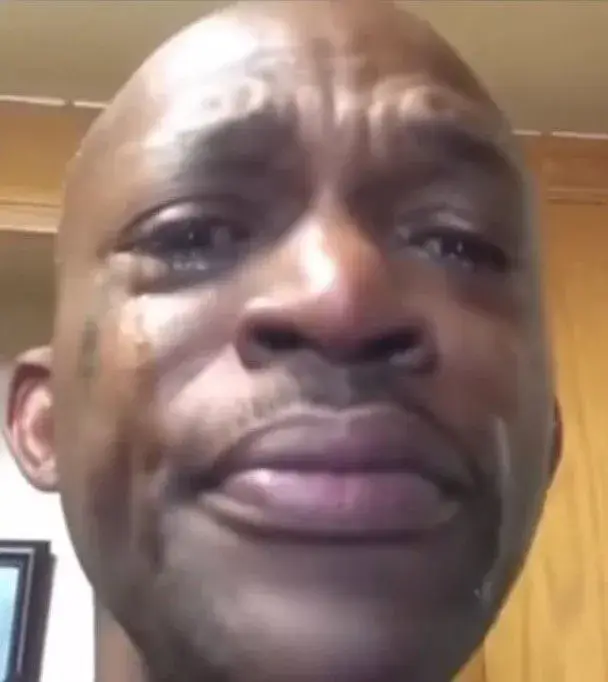 Gương mặt anh da đen khóc, khóe miệng cong xuống đầy bi thương.