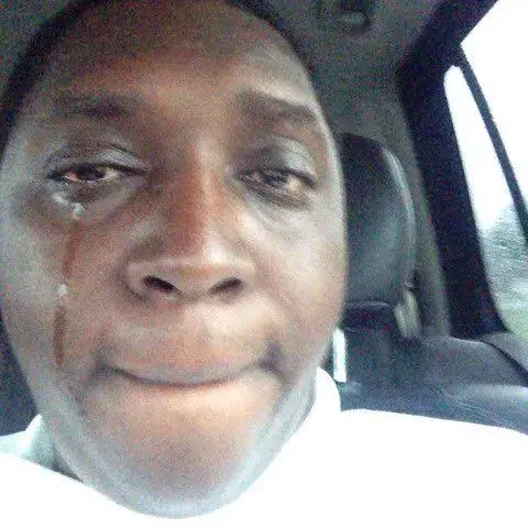 Biểu cảm anh da đen khóc, đôi môi mím chặt đầy cay đắng.