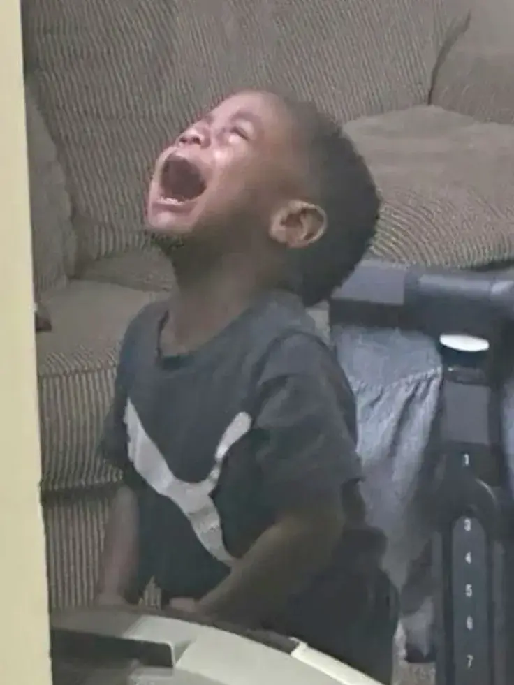 Em bé đa đen ngập trong nước mắt, nỗi đau được che giấu khéo léo.