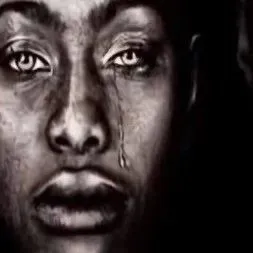 Khuôn mặt buồn rầu, ánh mắt xa xăm mệt mỏi.