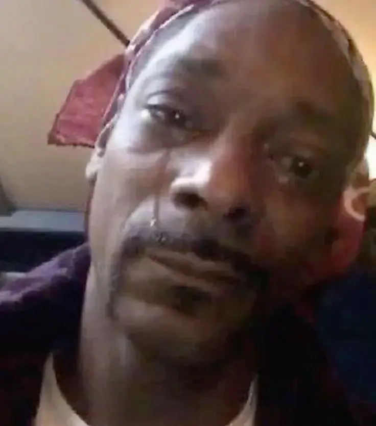 Biểu cảm anh da đen khóc, ánh mắt hoang hoải tuyệt vọng.