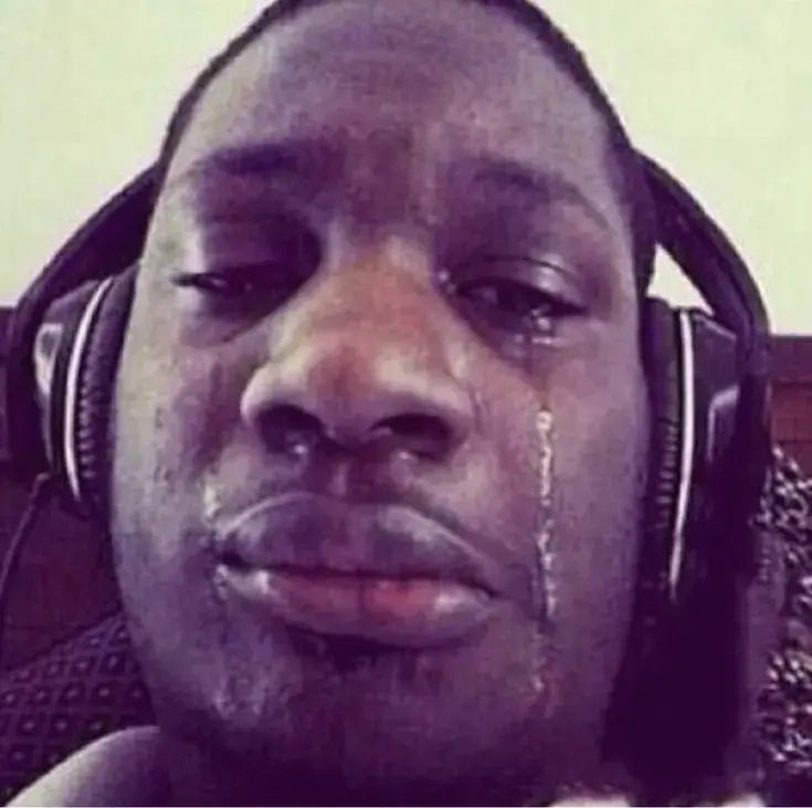 Anh da đen khóc, gương mặt hài hước nhưng đầy xót xa.