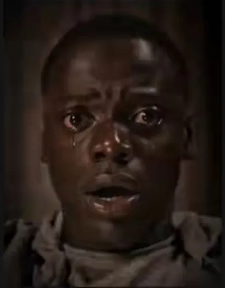 Biểu cảm anh da đen khóc, nỗi buồn không thể che giấu.