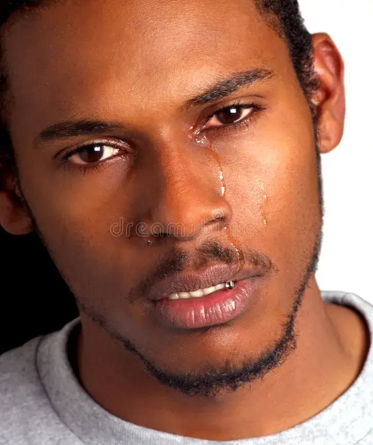 Khuôn mặt đau khổ, đôi mắt rưng rưng chan chứa buồn.