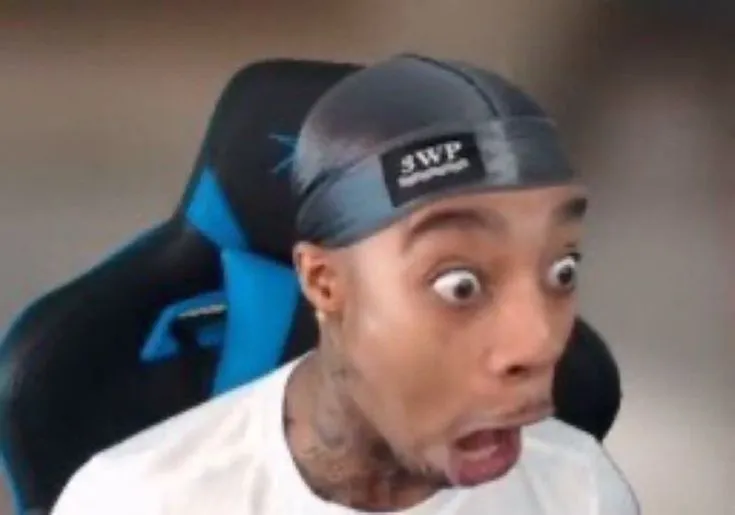 Anh da đen há mồm ngơ ngác nét mặt quê độ hài hước