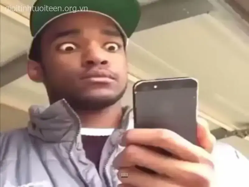 Anh da đen bất ngờ ánh mắt sáng rực cực troll