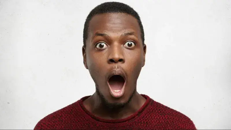 Biểu cảm choáng váng anh da đen dáng ngồi lạc lõng