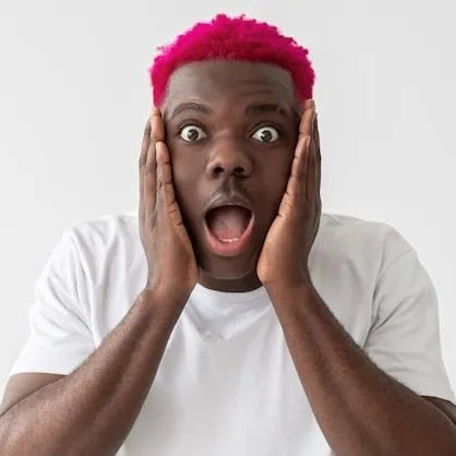 Hình vui người da màu ôm đầu ngạc nhiên lầy lội