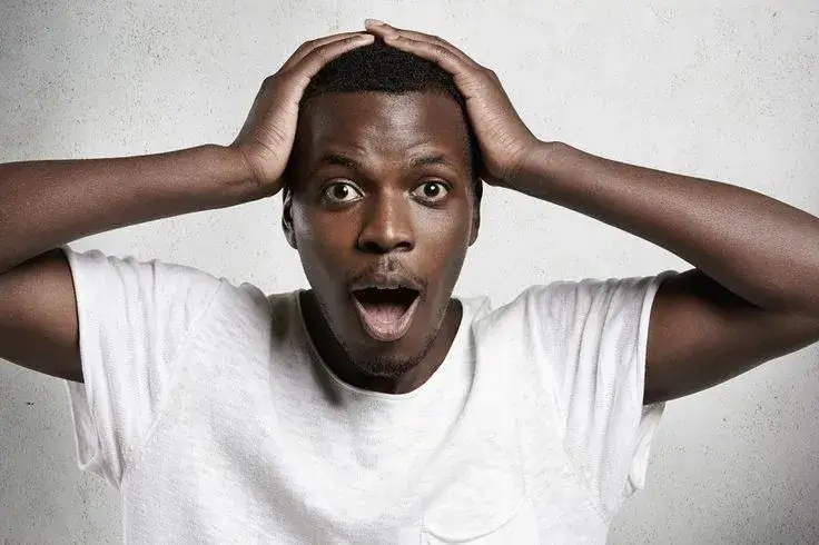 Ảnh chế anh da đen ôm đầu giật mình hài hước