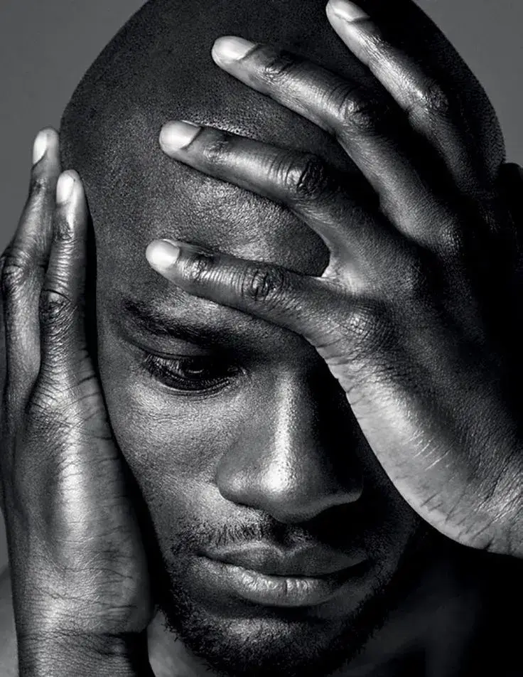 Ảnh hài chàng trai da đen ôm đầu mếu máo bá đạo