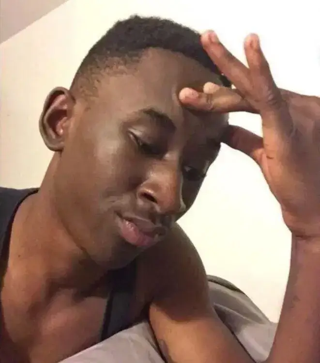 Hình anh da màu ôm đầu run rẩy lo sợ